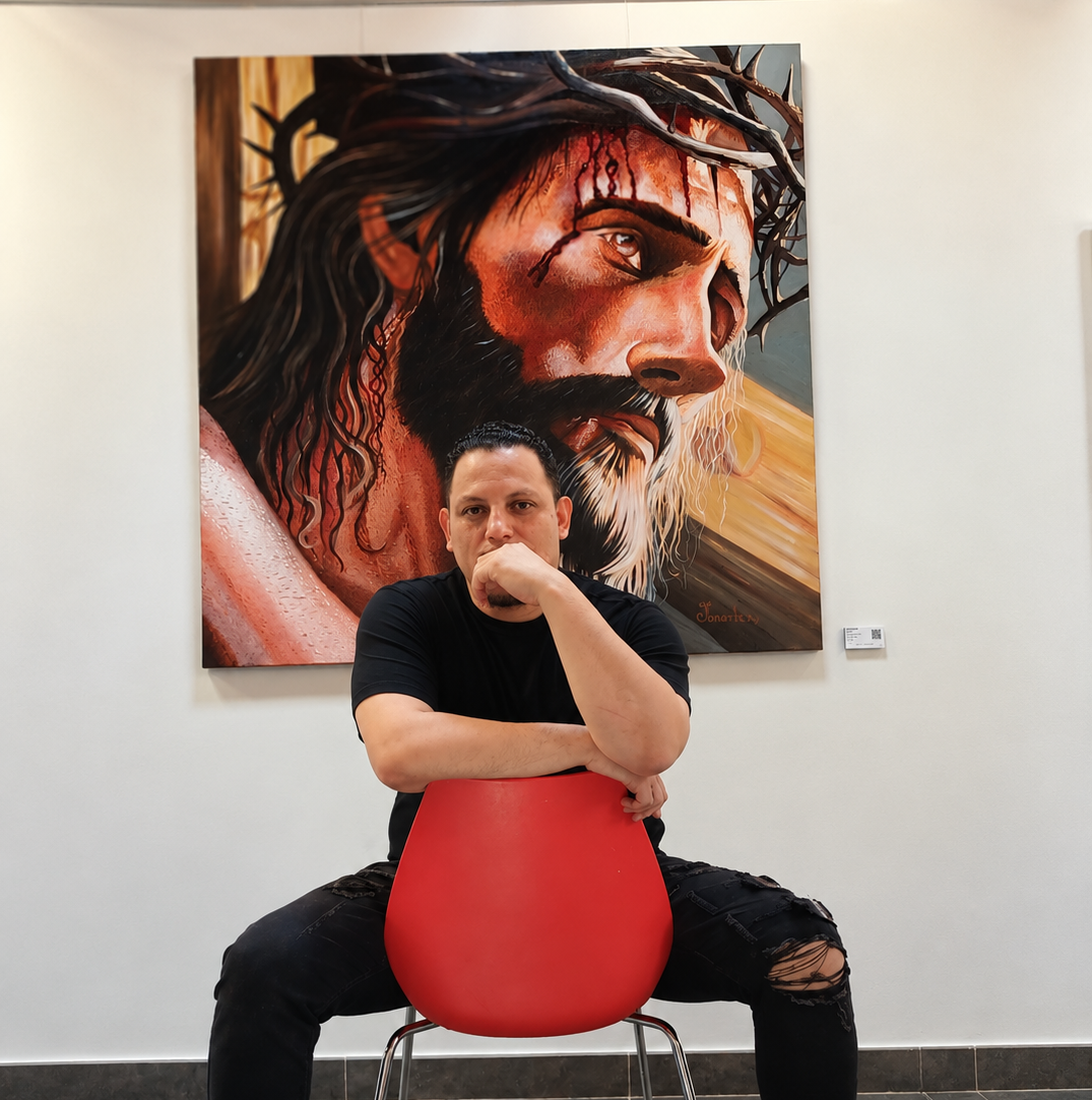 Jonarte frente a una de sus obras pictóricas