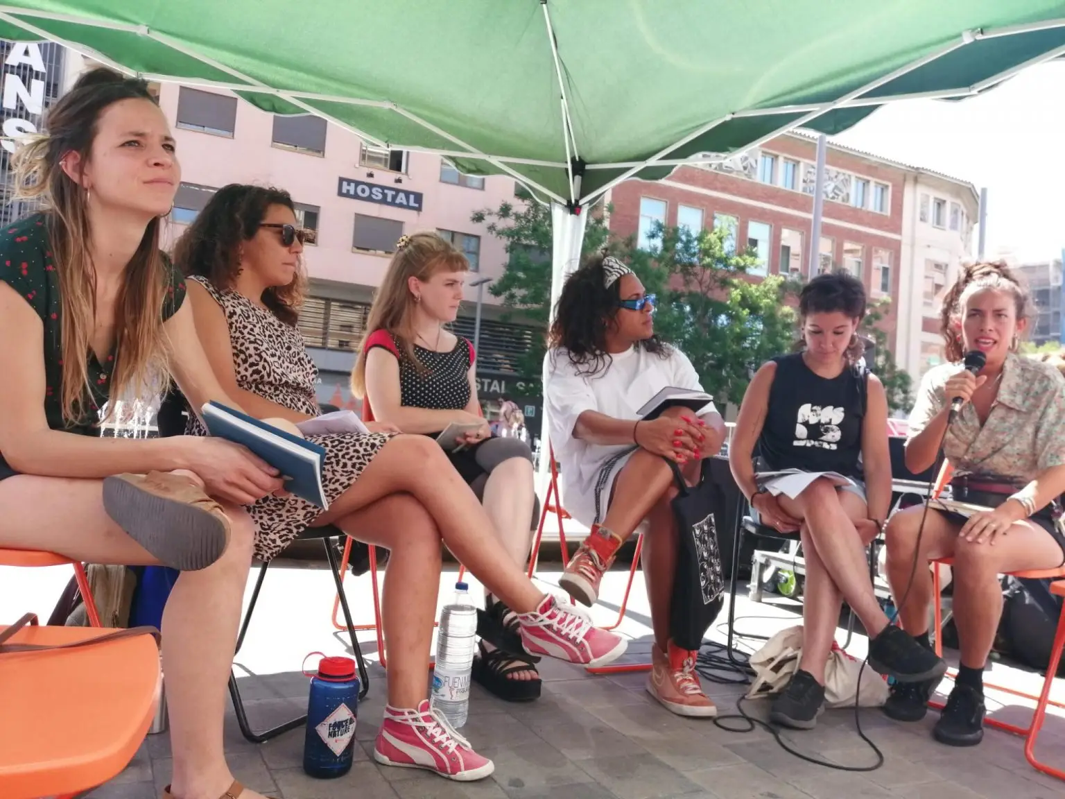 Encuentro de Migress al aire libre en una plaza de Barcelona