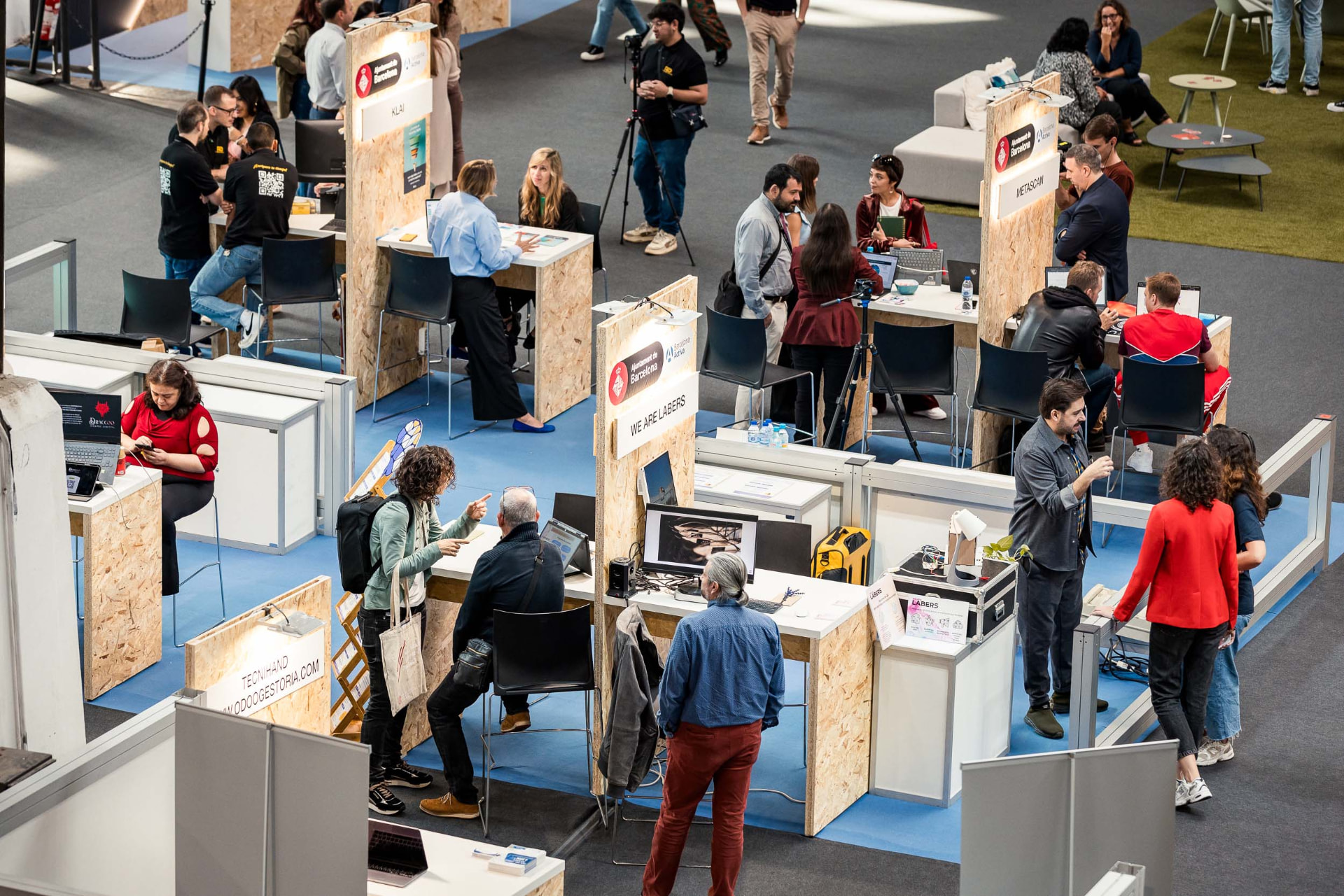 Encuentro de cooperativas y proyectos en una feria de Barcelona