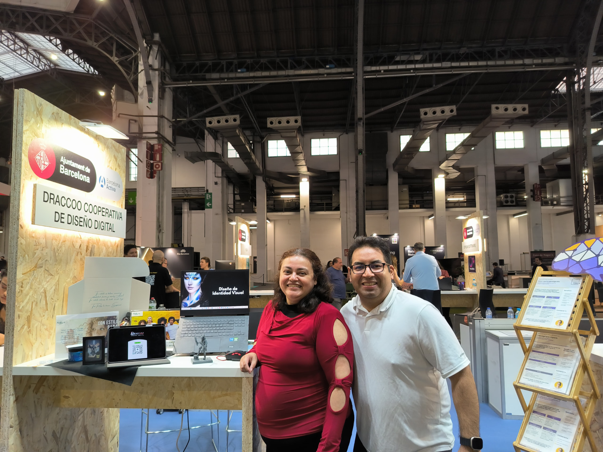 Draccoo presentando sus servicios de diseño digital en un entorno profesional