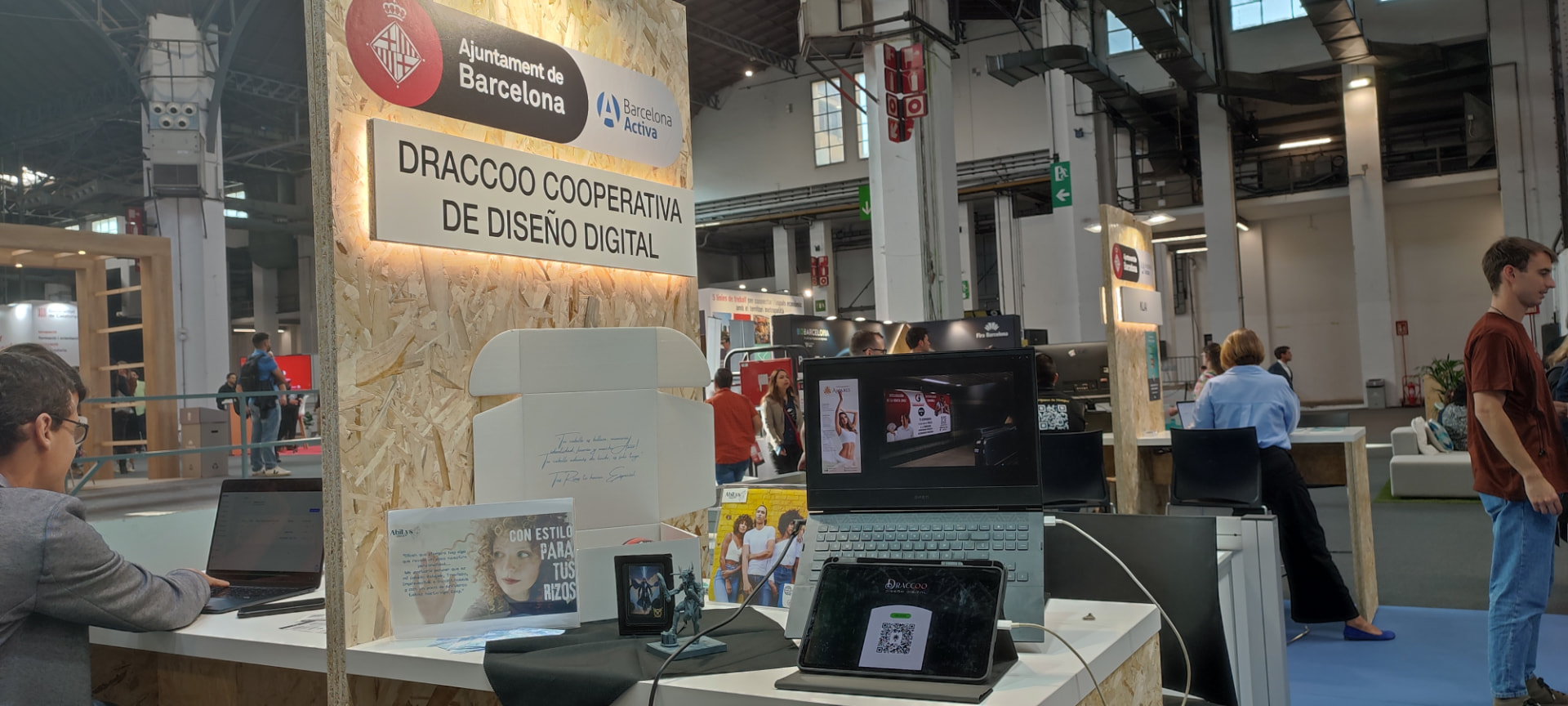 Proyectos de diseño digital de Draccoo presentados en un espacio profesional